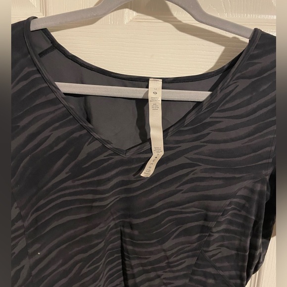 Lululemon Align T-Shirt in Black and Gray Stripe - Picture 5 of 6